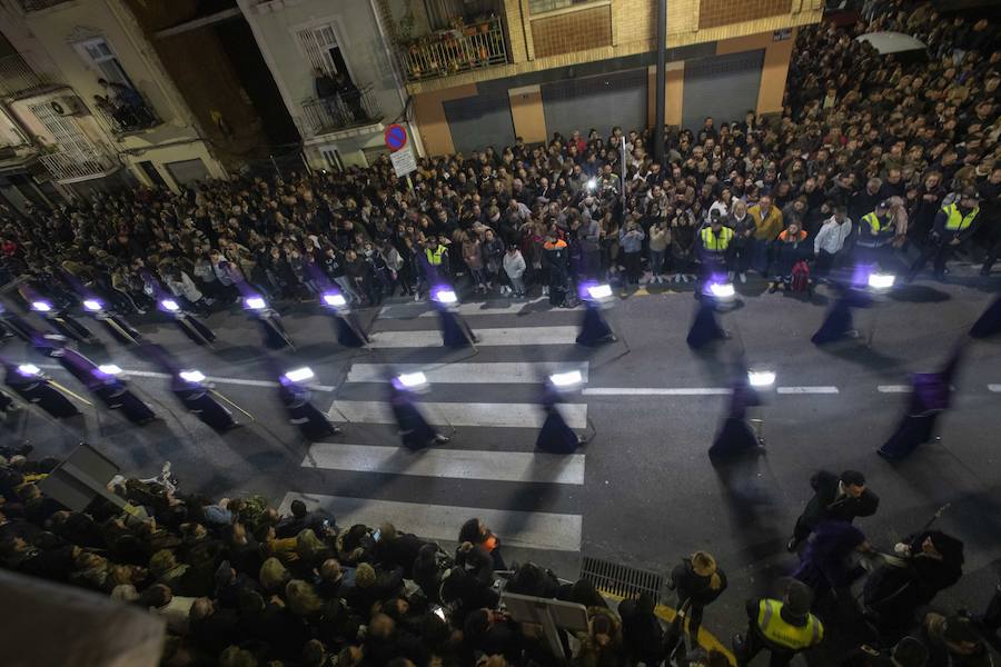 La procesión marraja, adelantada dos horas, sale entre plásticos y es vivida por miles de procesionistas durante la madrugada