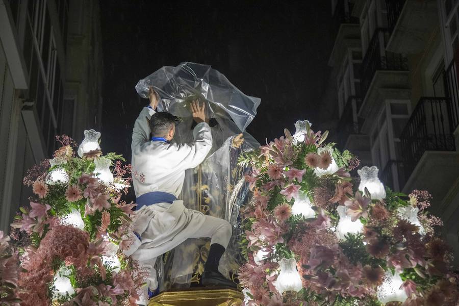 La procesión marraja, adelantada dos horas, sale entre plásticos y es vivida por miles de procesionistas durante la madrugada