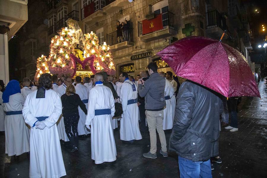 La procesión marraja, adelantada dos horas, sale entre plásticos y es vivida por miles de procesionistas durante la madrugada