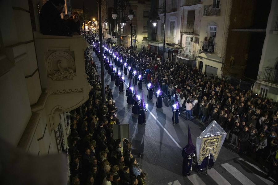 La procesión marraja, adelantada dos horas, sale entre plásticos y es vivida por miles de procesionistas durante la madrugada