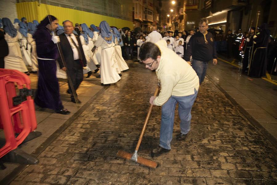 La procesión marraja, adelantada dos horas, sale entre plásticos y es vivida por miles de procesionistas durante la madrugada