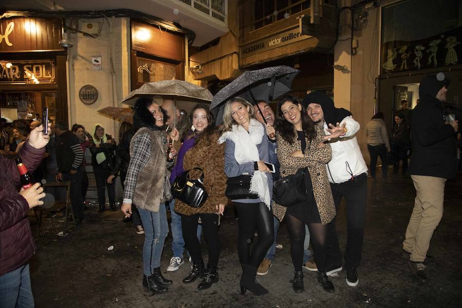 La procesión marraja, adelantada dos horas, sale entre plásticos y es vivida por miles de procesionistas durante la madrugada