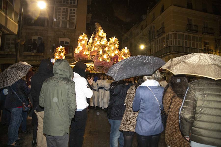La procesión marraja, adelantada dos horas, sale entre plásticos y es vivida por miles de procesionistas durante la madrugada
