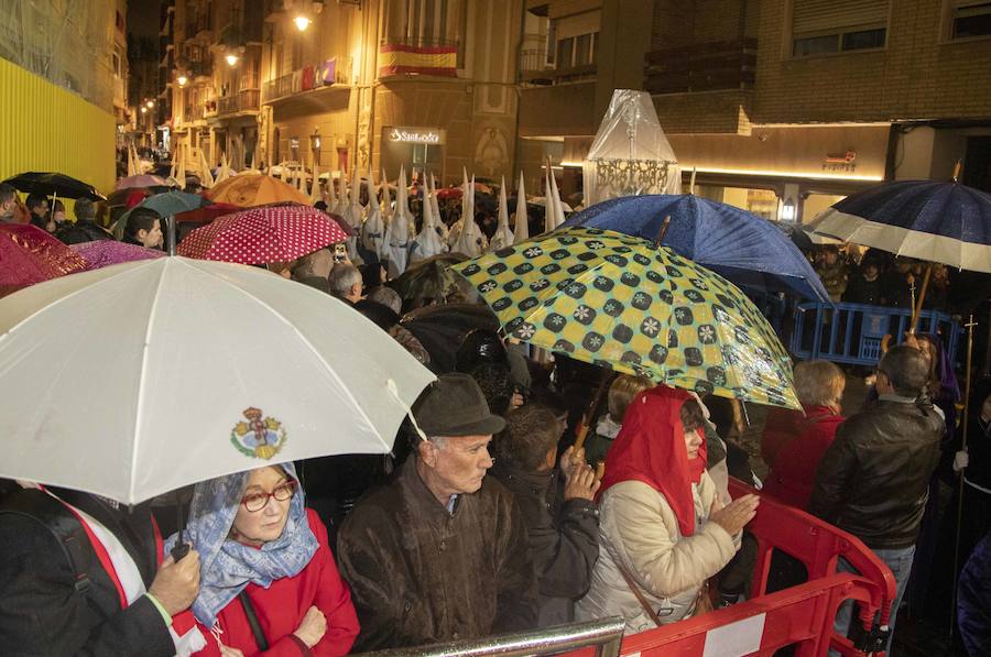La procesión marraja, adelantada dos horas, sale entre plásticos y es vivida por miles de procesionistas durante la madrugada