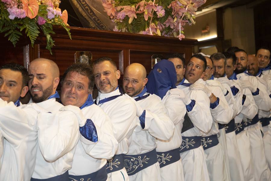 La procesión marraja, adelantada dos horas, sale entre plásticos y es vivida por miles de procesionistas durante la madrugada