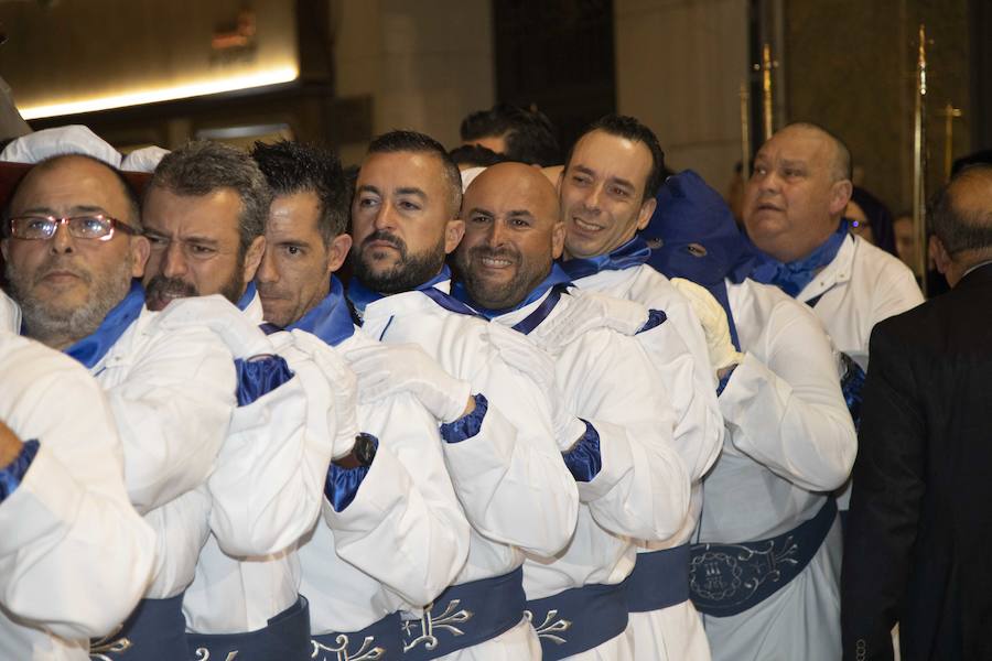 La procesión marraja, adelantada dos horas, sale entre plásticos y es vivida por miles de procesionistas durante la madrugada