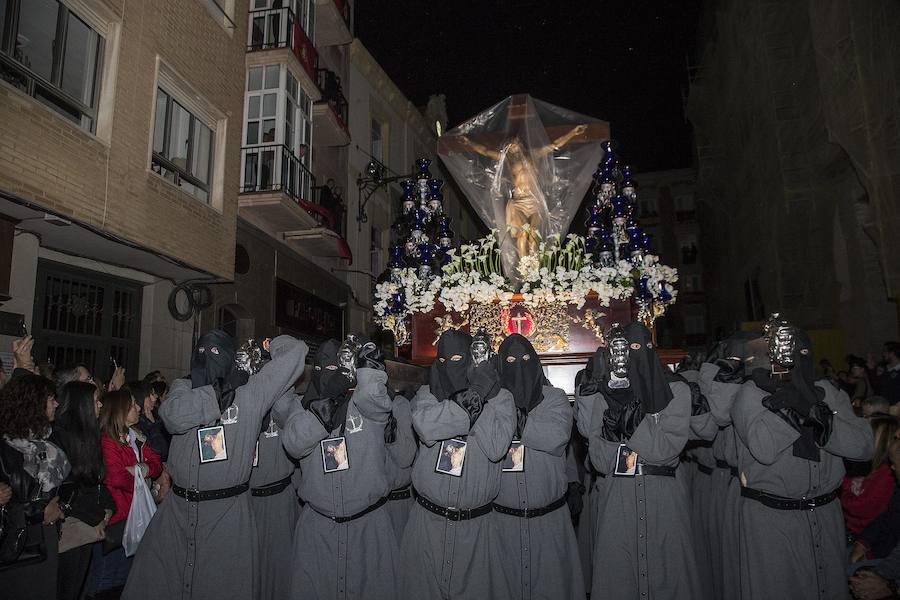 La Cofradía protege las imágenes y los sudarios en la Procesión Solemne del Silencio, ante la amenaza de lluvia