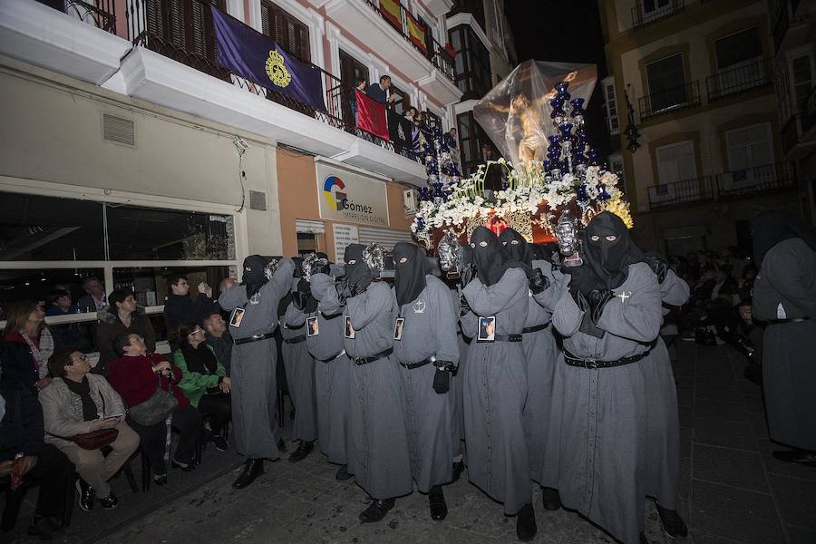 La Cofradía protege las imágenes y los sudarios en la Procesión Solemne del Silencio, ante la amenaza de lluvia