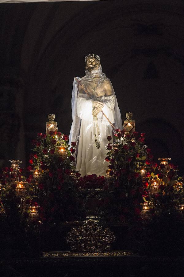 La Cofradía protege las imágenes y los sudarios en la Procesión Solemne del Silencio, ante la amenaza de lluvia