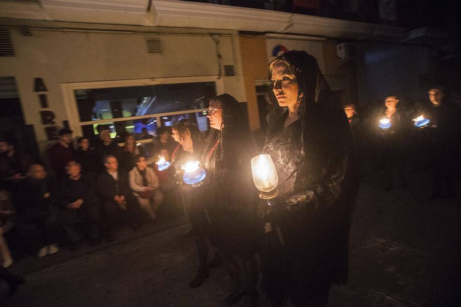 La Cofradía protege las imágenes y los sudarios en la Procesión Solemne del Silencio, ante la amenaza de lluvia
