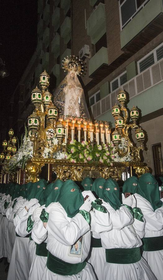 La Cofradía protege las imágenes y los sudarios en la Procesión Solemne del Silencio, ante la amenaza de lluvia