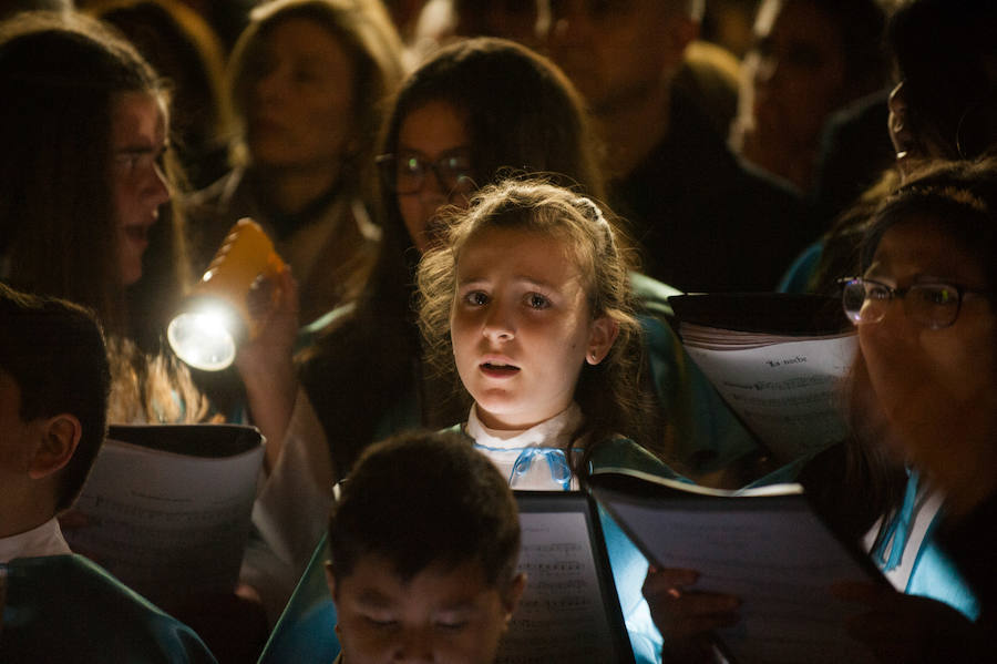 El Santísimo Cristo del Refugio pudo emprender su recorrido por el centro de Murcia entre cánticos y saetas