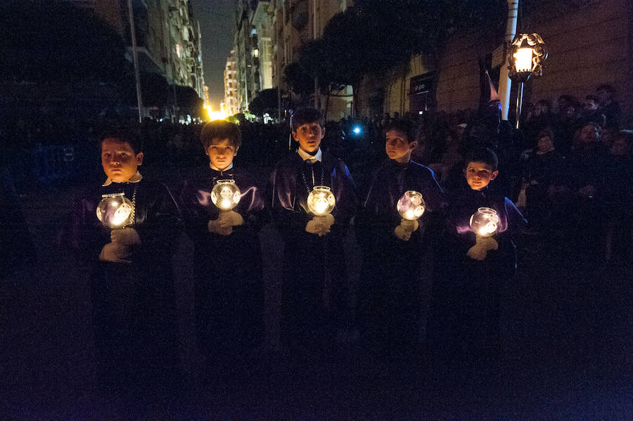 El Santísimo Cristo del Refugio pudo emprender su recorrido por el centro de Murcia entre cánticos y saetas