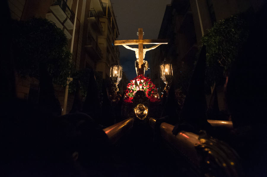 El Santísimo Cristo del Refugio pudo emprender su recorrido por el centro de Murcia entre cánticos y saetas