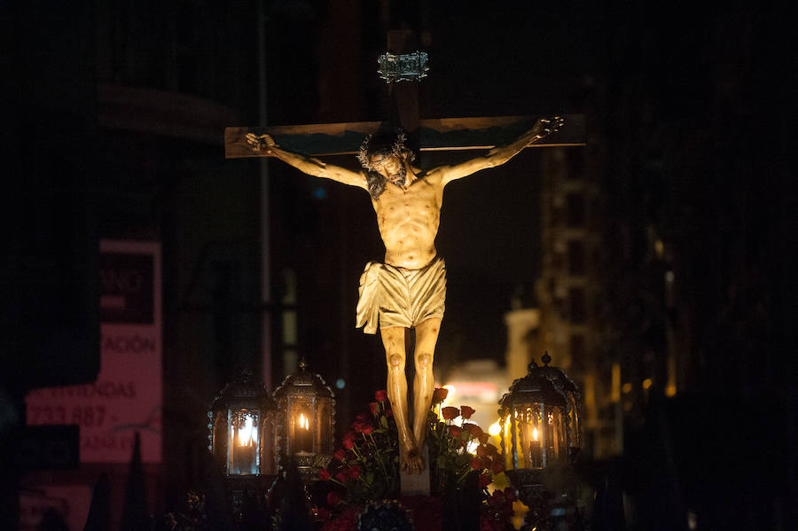 El Santísimo Cristo del Refugio pudo emprender su recorrido por el centro de Murcia entre cánticos y saetas