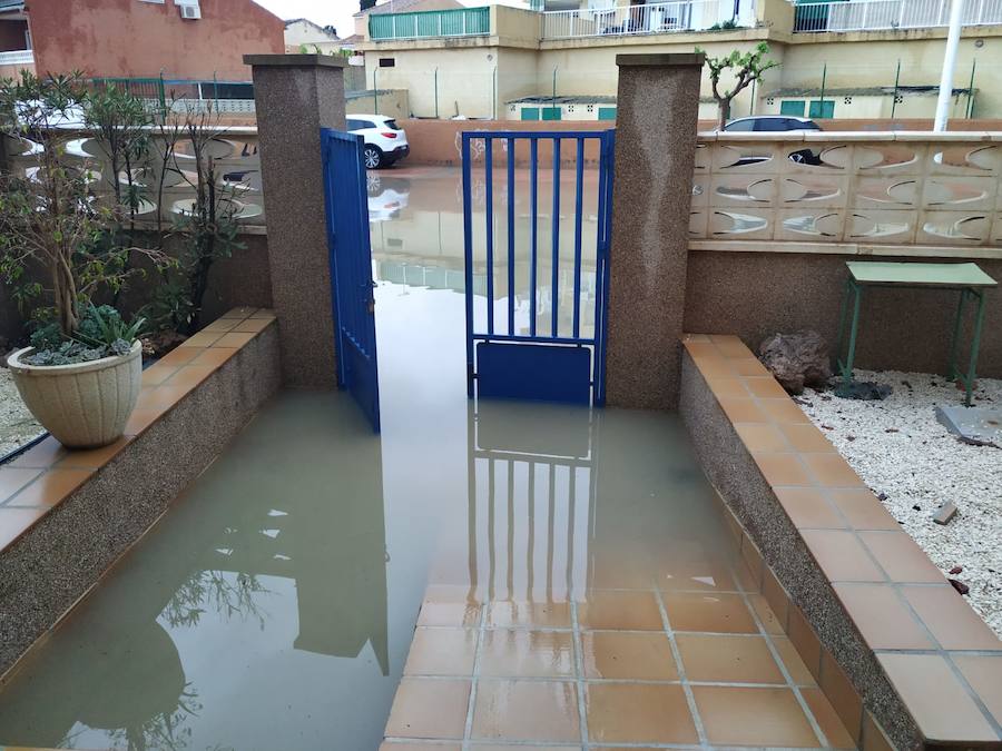 Decenas de carreteras y calles han quedado afectadas haciendo imposible la circulación por ellas
