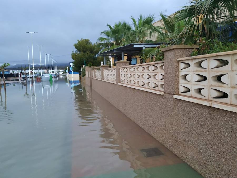 Decenas de carreteras y calles han quedado afectadas haciendo imposible la circulación por ellas