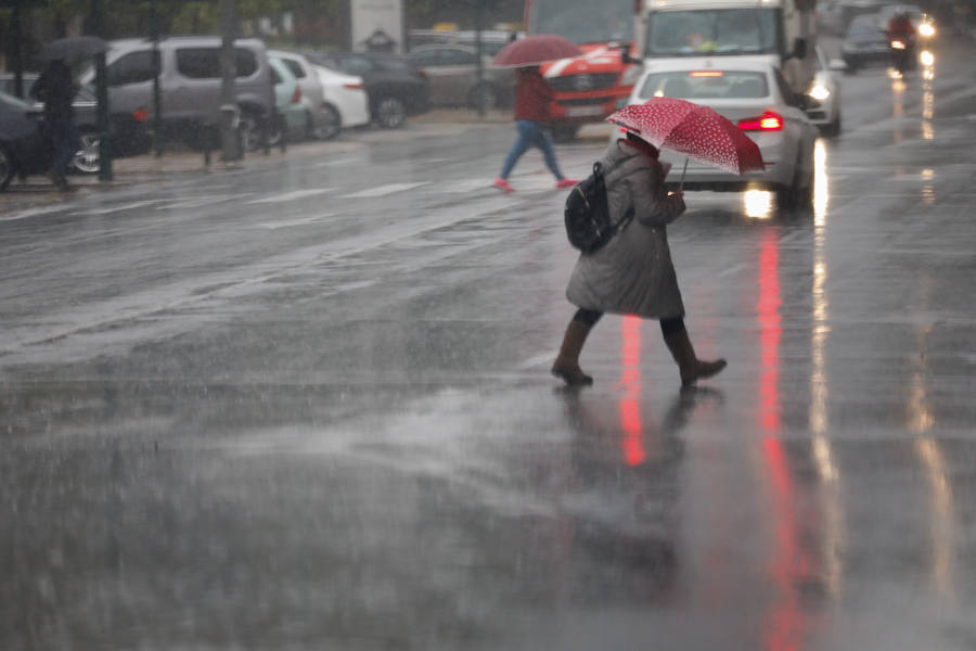 La Aemet mantiene la alerta naranja mientras que los pluviómetros registran precipitaciones de hasta 108 litros por metro cuadrado en las últimas 24 horas