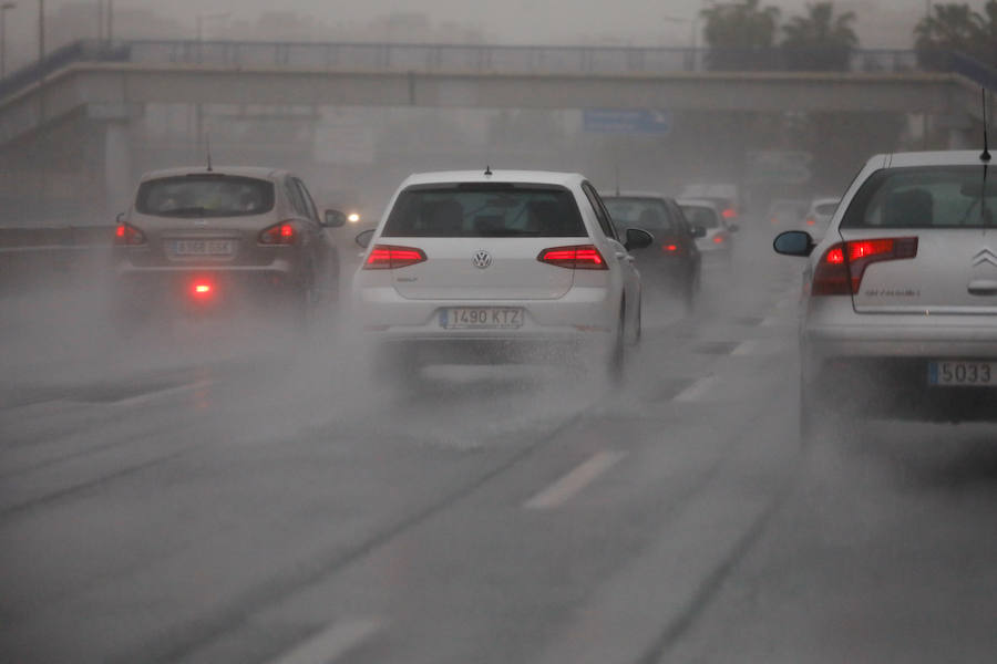 La Aemet mantiene la alerta naranja mientras que los pluviómetros registran precipitaciones de hasta 108 litros por metro cuadrado en las últimas 24 horas