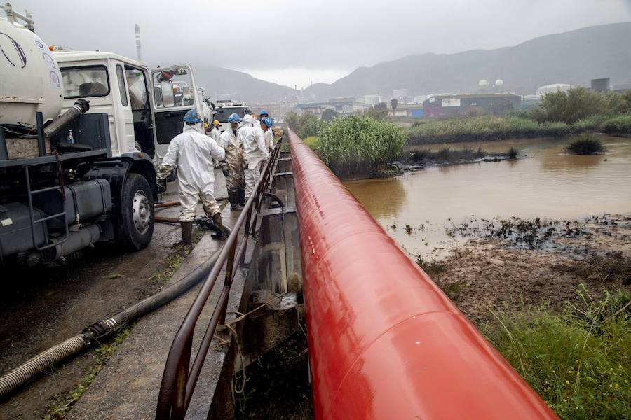 La empresa pone boyas y despliega una brigada de limpieza en la rambla de Escombreras, y afirma que las lluvias causaron de noche «un leve arrastre de hidrocarburo aceitoso»