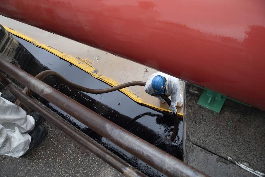 La empresa pone boyas y despliega una brigada de limpieza en la rambla de Escombreras, y afirma que las lluvias causaron de noche «un leve arrastre de hidrocarburo aceitoso»