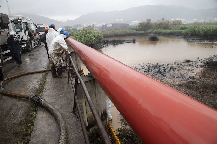 La empresa pone boyas y despliega una brigada de limpieza en la rambla de Escombreras, y afirma que las lluvias causaron de noche «un leve arrastre de hidrocarburo aceitoso»