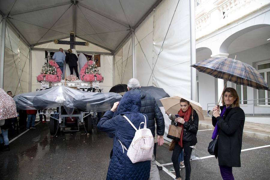 Las puertas de la iglesia de Santa María de Gracia se mantuvieron abiertas para que los fieles pudieran visitar las imágenes y tronos vestidos de flor