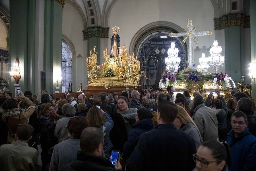 Las puertas de la iglesia de Santa María de Gracia se mantuvieron abiertas para que los fieles pudieran visitar las imágenes y tronos vestidos de flor