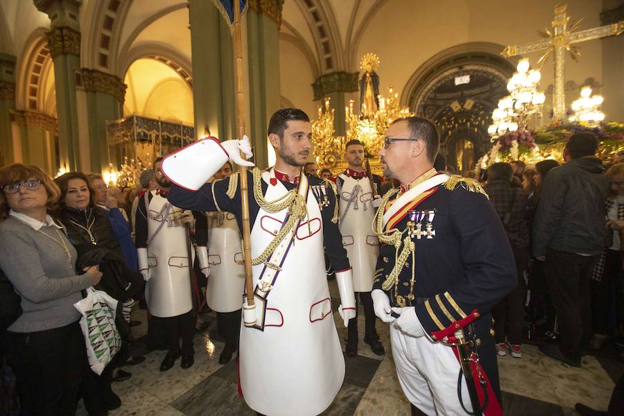 Las puertas de la iglesia de Santa María de Gracia se mantuvieron abiertas para que los fieles pudieran visitar las imágenes y tronos vestidos de flor