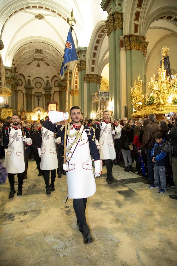 Las puertas de la iglesia de Santa María de Gracia se mantuvieron abiertas para que los fieles pudieran visitar las imágenes y tronos vestidos de flor