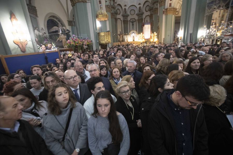 Las puertas de la iglesia de Santa María de Gracia se mantuvieron abiertas para que los fieles pudieran visitar las imágenes y tronos vestidos de flor