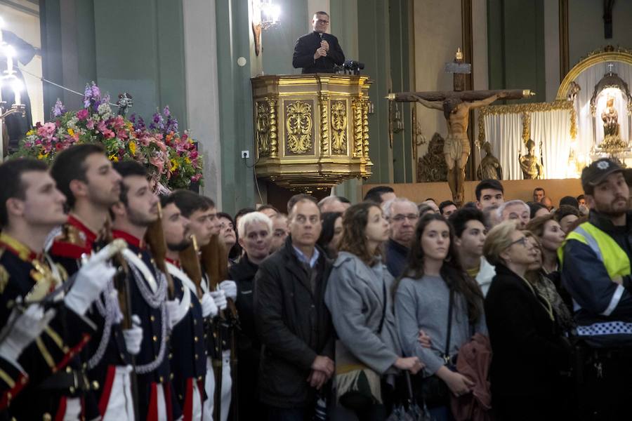 Las puertas de la iglesia de Santa María de Gracia se mantuvieron abiertas para que los fieles pudieran visitar las imágenes y tronos vestidos de flor