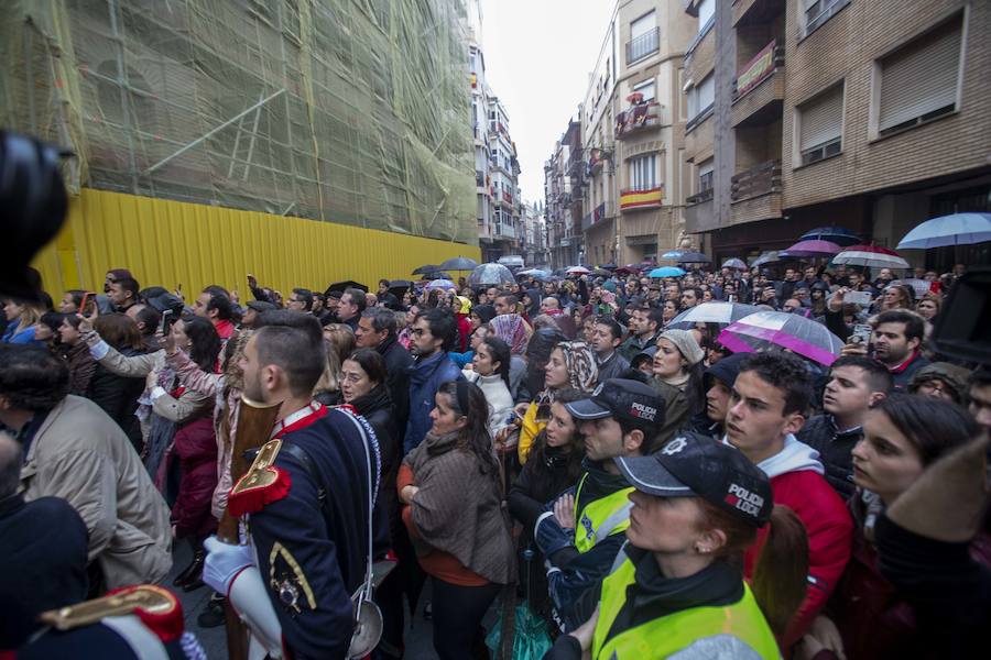 Las puertas de la iglesia de Santa María de Gracia se mantuvieron abiertas para que los fieles pudieran visitar las imágenes y tronos vestidos de flor
