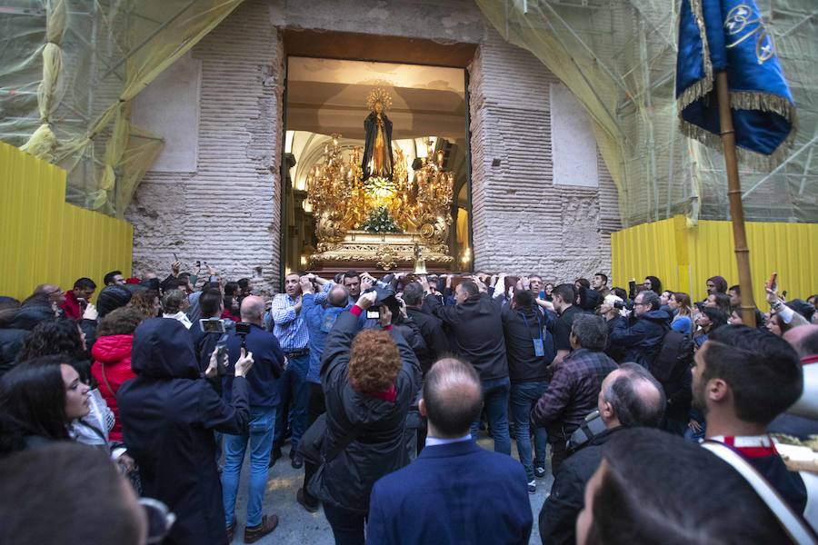 Las puertas de la iglesia de Santa María de Gracia se mantuvieron abiertas para que los fieles pudieran visitar las imágenes y tronos vestidos de flor