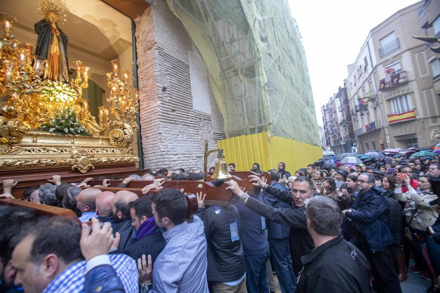 Las puertas de la iglesia de Santa María de Gracia se mantuvieron abiertas para que los fieles pudieran visitar las imágenes y tronos vestidos de flor