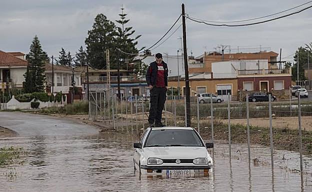 Un hombre que ha tenido que ser rescatado en Cartagena.