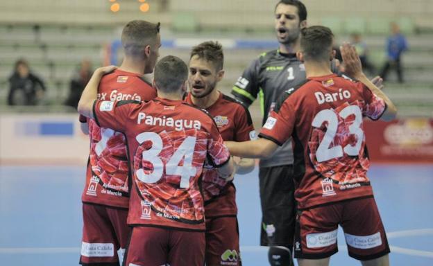 Los jugadores de ElPozo celebran un gol.