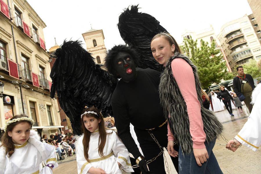 La procesión que pone fin a la Semana Santa murciana ha podido vencer a la previsión de lluvias, aunque ha tenido que retirarse antes de lo previsto