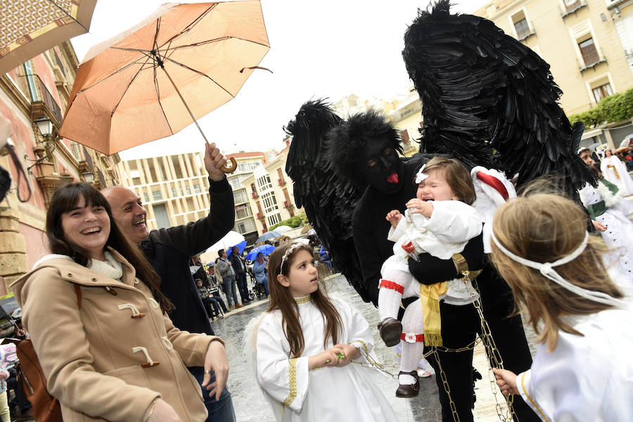 La procesión que pone fin a la Semana Santa murciana ha podido vencer a la previsión de lluvias, aunque ha tenido que retirarse antes de lo previsto