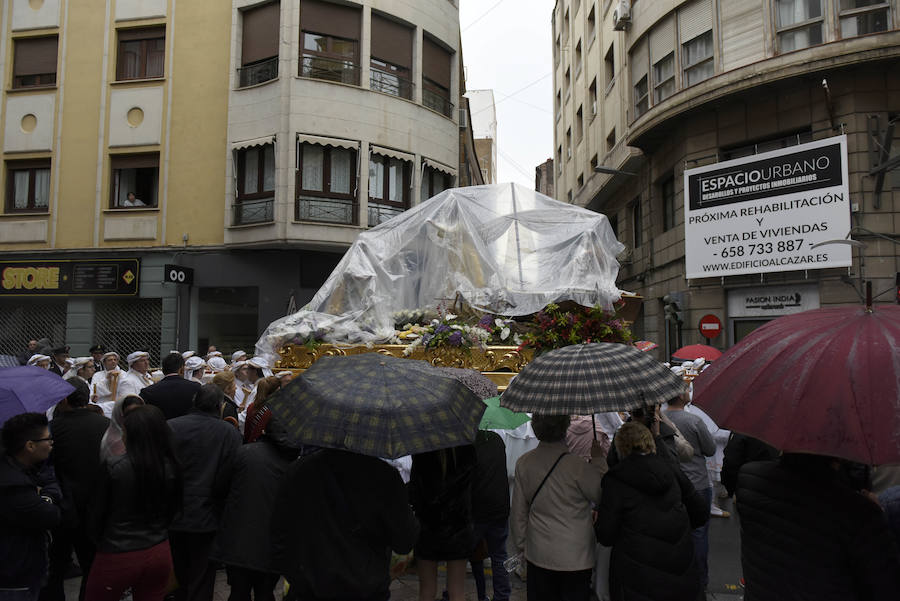 La procesión que pone fin a la Semana Santa murciana ha podido vencer a la previsión de lluvias, aunque ha tenido que retirarse antes de lo previsto