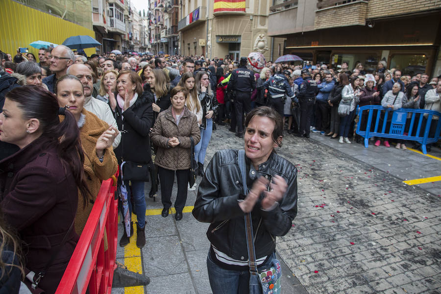Los fieles pudieron mostrar su fervor en el interior de la iglesia de Santa María de Gracia