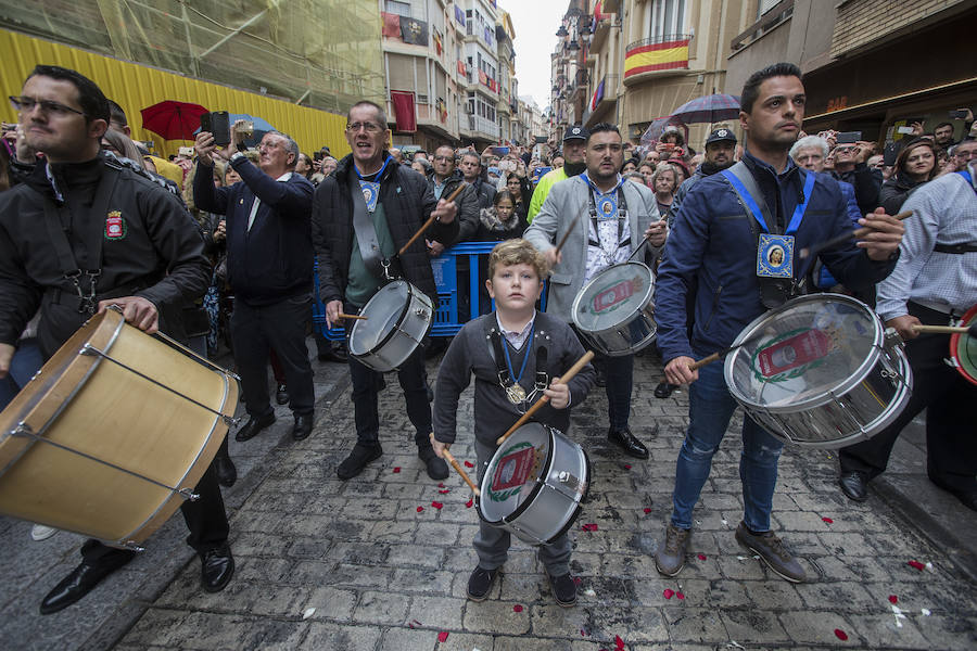 Los fieles pudieron mostrar su fervor en el interior de la iglesia de Santa María de Gracia