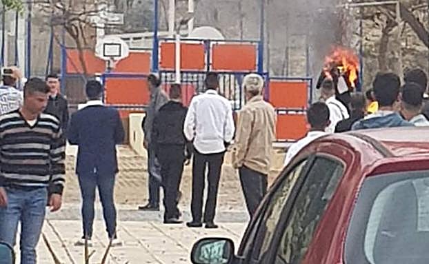 El Judas quemado en un árbol.