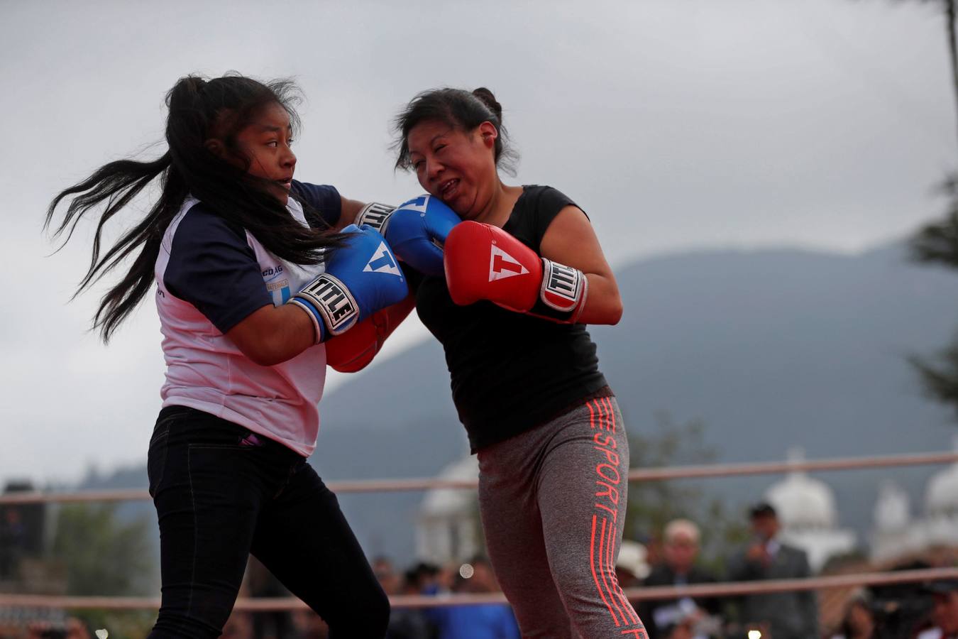En la comunidad de Chivarreto, Totonicapán (Guatemala), se tiene como tradición celebrar peleas en el centro de la comunidad, el Viernes Santo, en donde mujeres y hombres pelean en un ring.