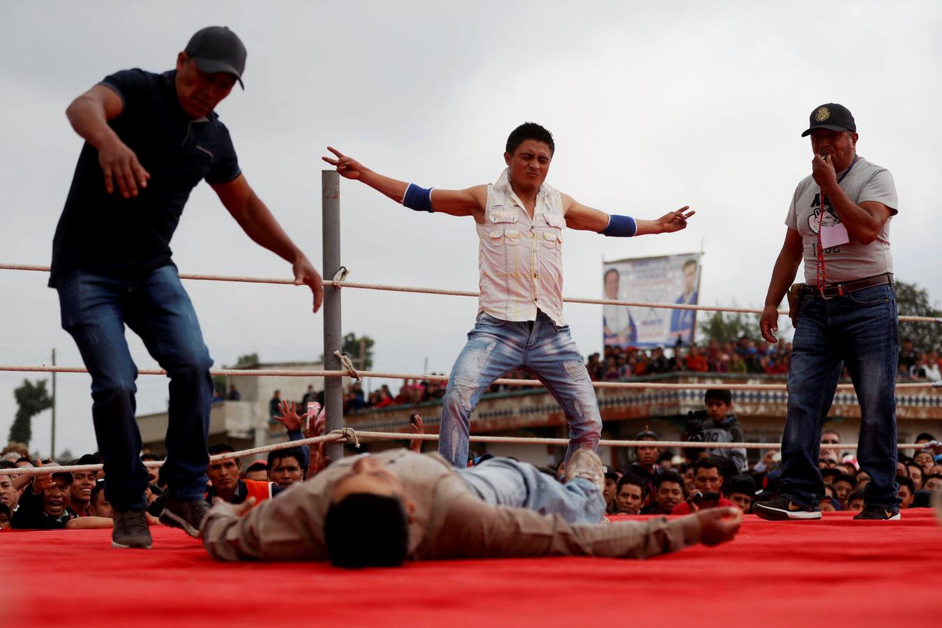 En la comunidad de Chivarreto, Totonicapán (Guatemala), se tiene como tradición celebrar peleas en el centro de la comunidad, el Viernes Santo, en donde mujeres y hombres pelean en un ring.