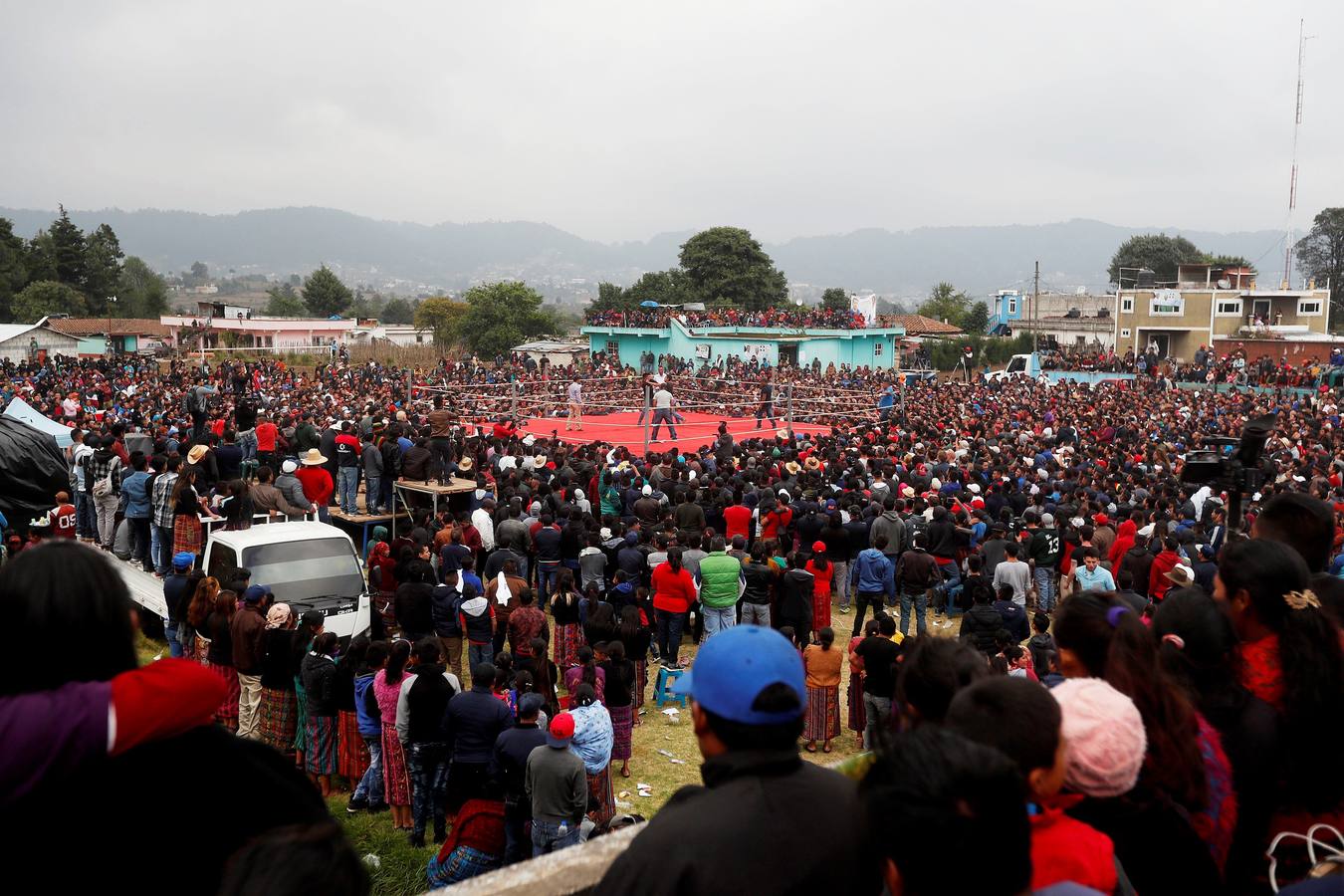 En la comunidad de Chivarreto, Totonicapán (Guatemala), se tiene como tradición celebrar peleas en el centro de la comunidad, el Viernes Santo, en donde mujeres y hombres pelean en un ring.