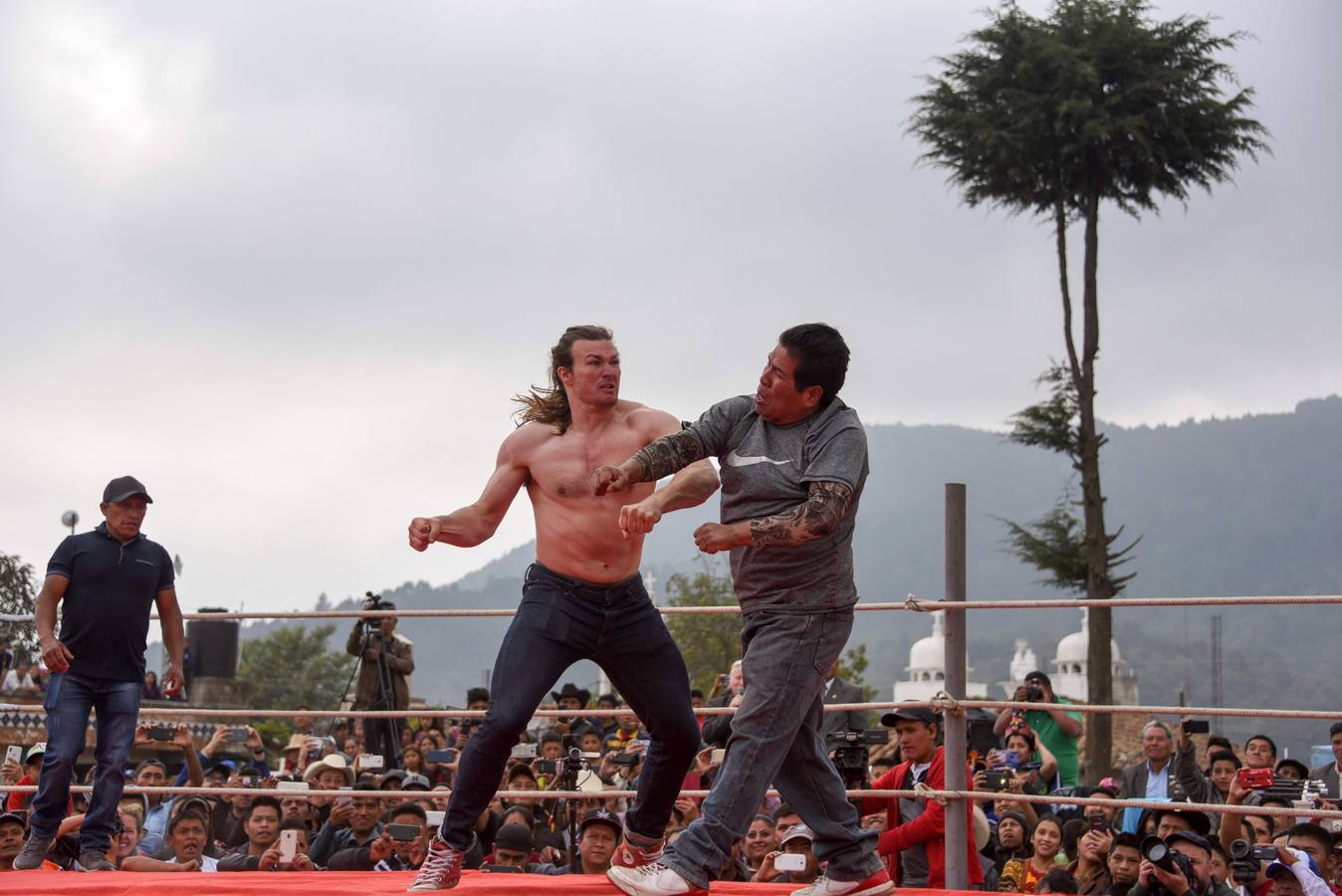 En la comunidad de Chivarreto, Totonicapán (Guatemala), se tiene como tradición celebrar peleas en el centro de la comunidad, el Viernes Santo, en donde mujeres y hombres pelean en un ring.