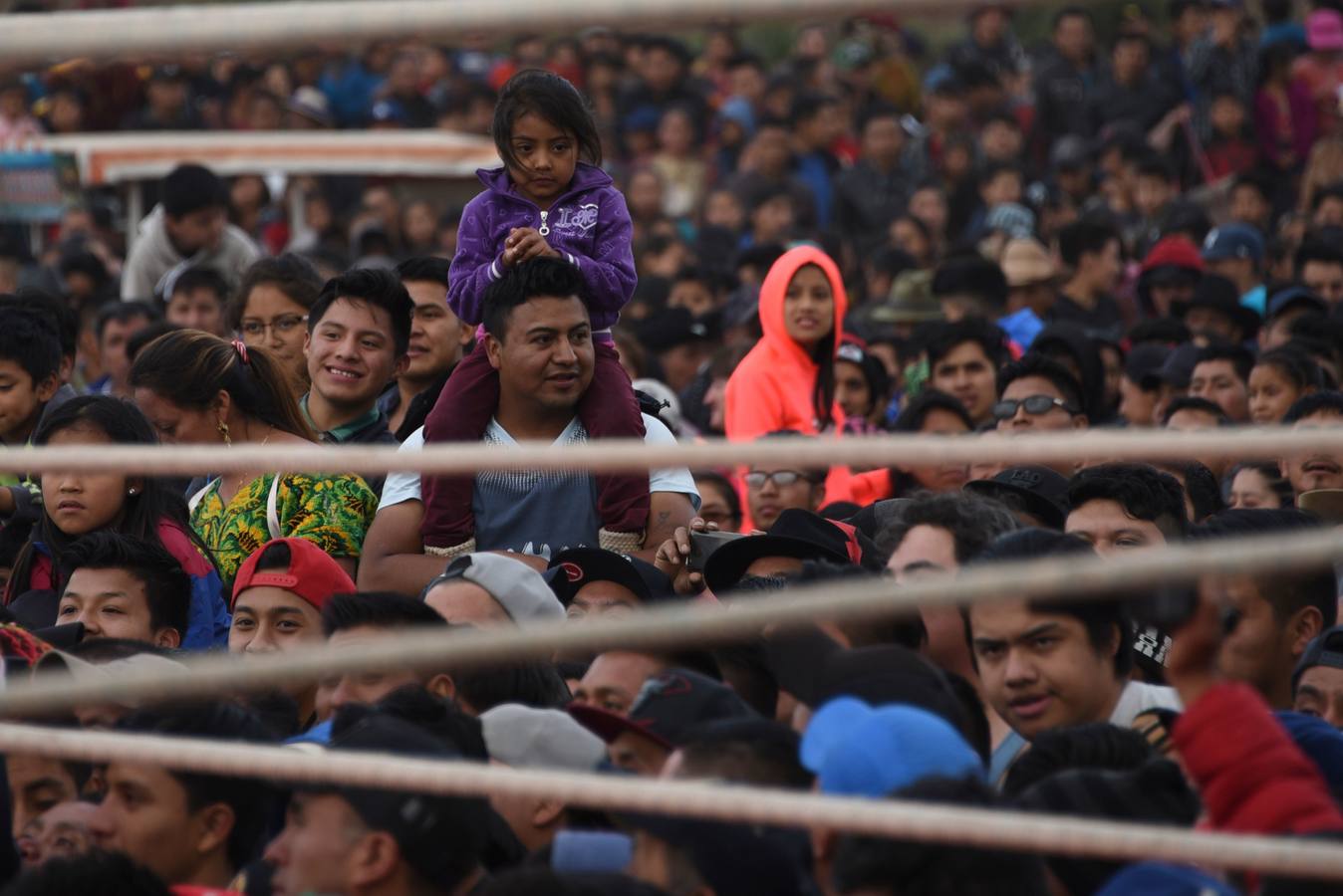 En la comunidad de Chivarreto, Totonicapán (Guatemala), se tiene como tradición celebrar peleas en el centro de la comunidad, el Viernes Santo, en donde mujeres y hombres pelean en un ring.