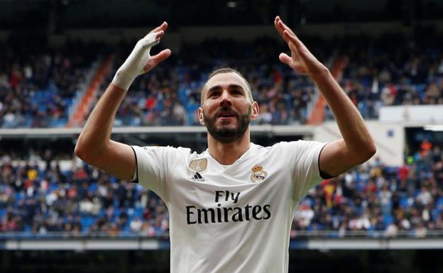 Benzema celebra uno de los tres goles que le endosó al Athletic. 