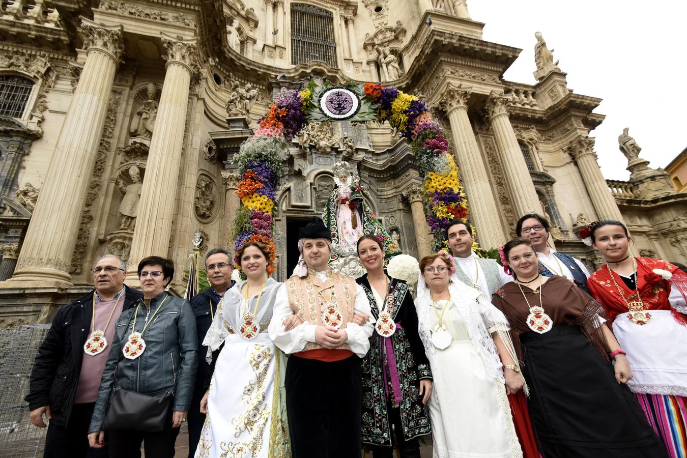 La Virgen recibió la ofrenda floral que le dedican todos los años, invitadas por el Cabildo Catedralicio, representantes de diferentes instituciones de la ciudad como las peñas huertanas, grupos sardineros, asociaciones, hermandades y cofradías de Semana Santa.